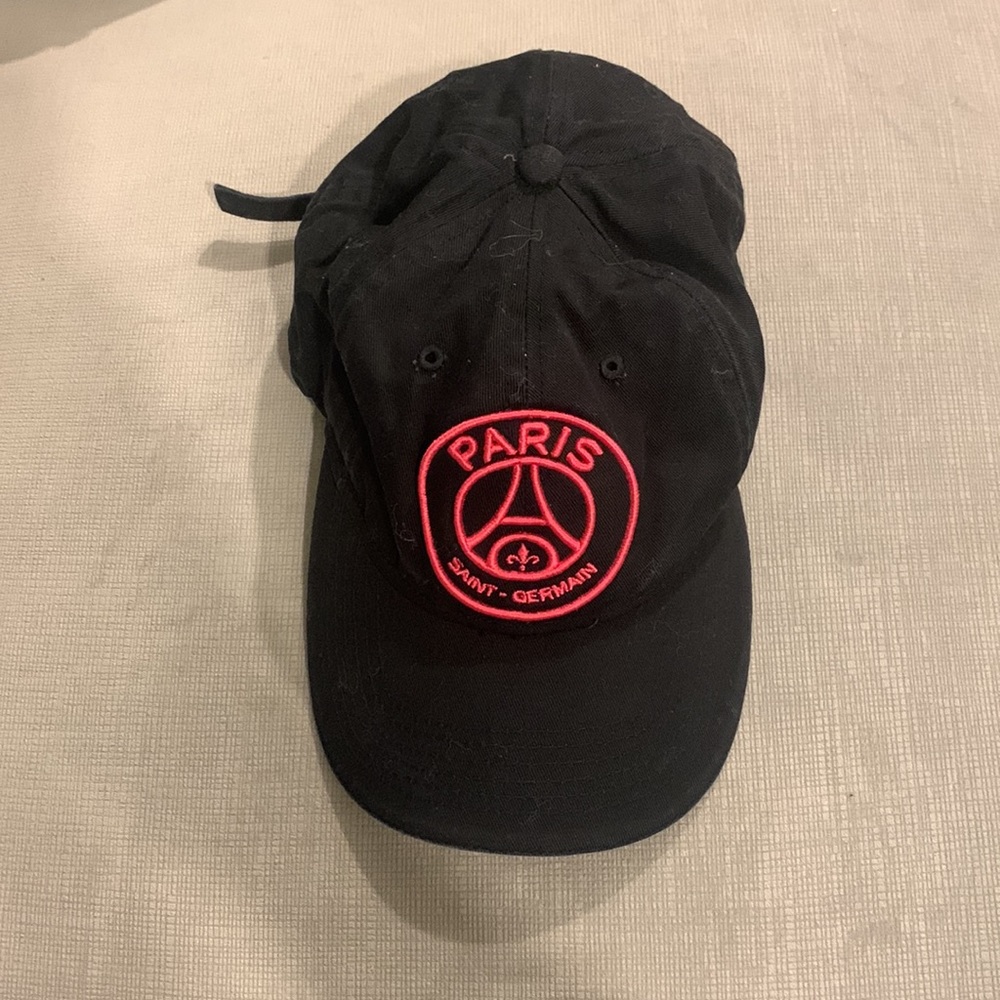 Paris Saint Germain PSG football / soccer baseball cap in Black with Pink logo